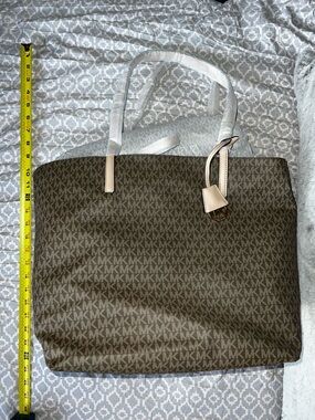 Brand New Michael Kors Hayley Large EW Tote in the Mocha/Bisque colorway - NWT